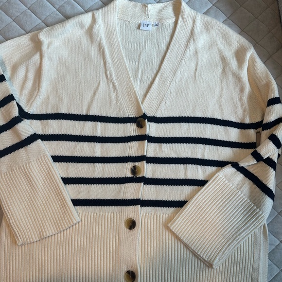 GAP - Picture 2 of 4